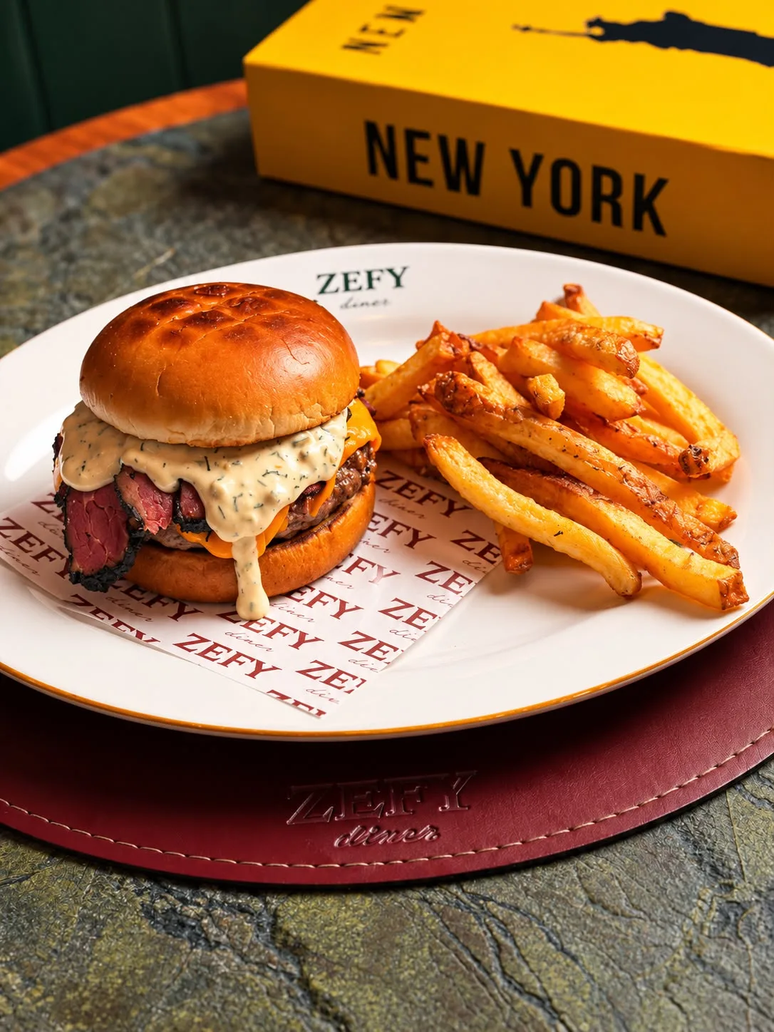 Pastrami Burger em Curitiba: conheça o burger do Zefy Diner
