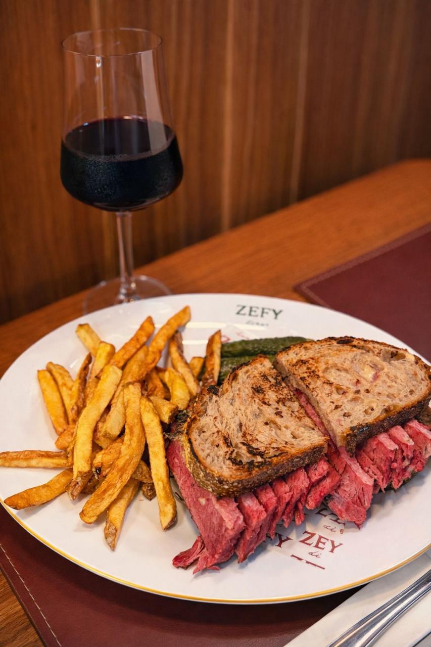Pastrami do Zefy Diner vira destaque do cardápio com preparo artesanal de 15 dias